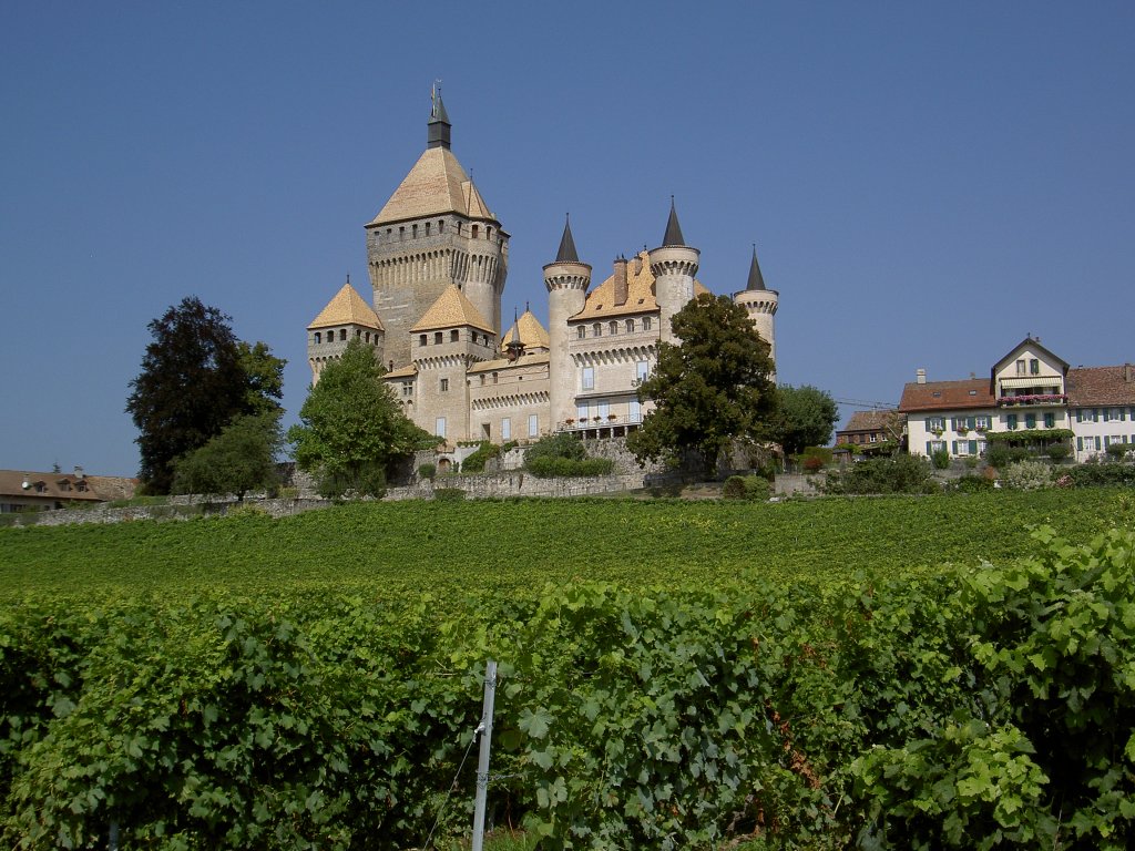 Schloss von Vufflens-le-Chateau, erbaut von 1395 bis 1430 durch Heinrich von Columbier, Bewohner von 1996 bis 2008 war Michael Schumacher (07.09.2012)