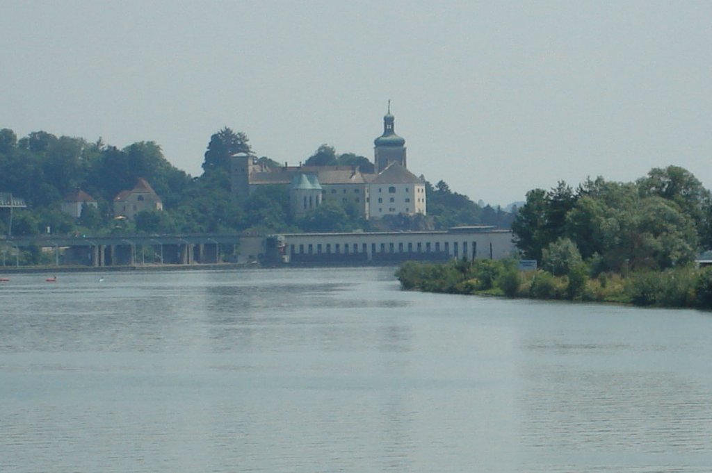Schlo Ybbs liegt genau hinter dem ltesten Donaukraftwerk und Schleuse Ybbs Persenbeug. 03.07.2010