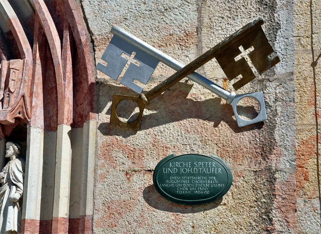  Schlssel  an der Kirche  S. Peter und Joh. d. Tufer  in Berchtesgaden - 26.04.2012