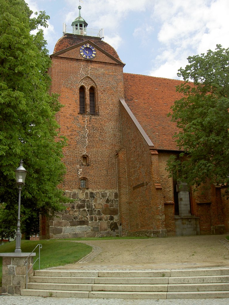 Schnberg, St. Laurentius Kirche, erbaut ab 1235, massiver Westturm aus dem 16. Jahrhundert (12.07.2012)