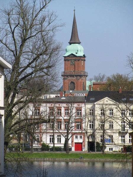 Schwerin; Blick ber Pfaffenteich zur Schelfkirche 18.04.2010