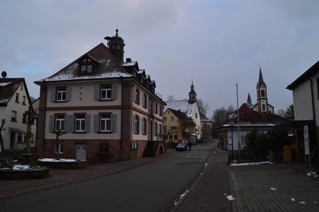 Seitenansicht vom Rathaus und Blick in die Hauptstrae in Neckargerach. 9.2.2013