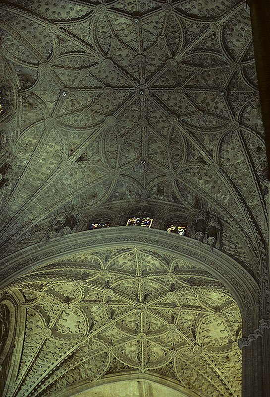 Sevilla, Catedral Santa Mara de la Sede. Sptgotische Netzgewlbe in der Vierung (oben im Bild), 42 m hoch, Nachbarjoch etwas niedriger (unten). Aufnahme von Juni 1993, HQ-Scan ab Dia.