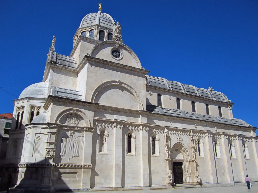 Sibenik, Kathedrale des Hl. Jakob, erbaut ab 1431 aus weiem Kalkstein und Marmor
(04.05.2012)