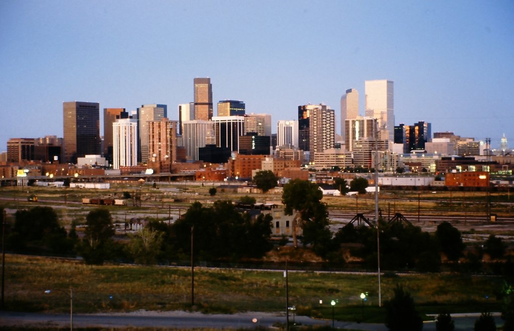 Skyline von Denver (CO) im Abendlicht des 14. August 1988.