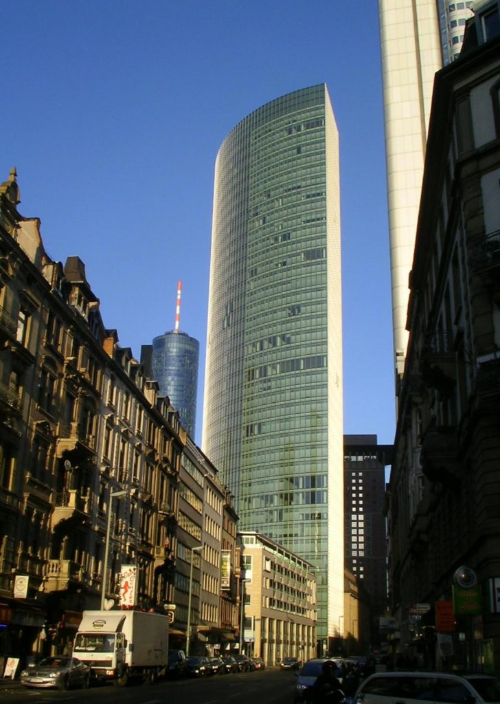 Skyper bezeichnet sowohl einen im Bahnhofsviertel an der Taunusanlage und Taunusstrae in Frankfurt am Main gelegenen, 153,8 Meter hohen Wolkenkratzer als auch ein Ensemble, das dieser mit zwei lteren, daran angeschlossenen Gebuden bildet. Gesehen am 02.03.2013