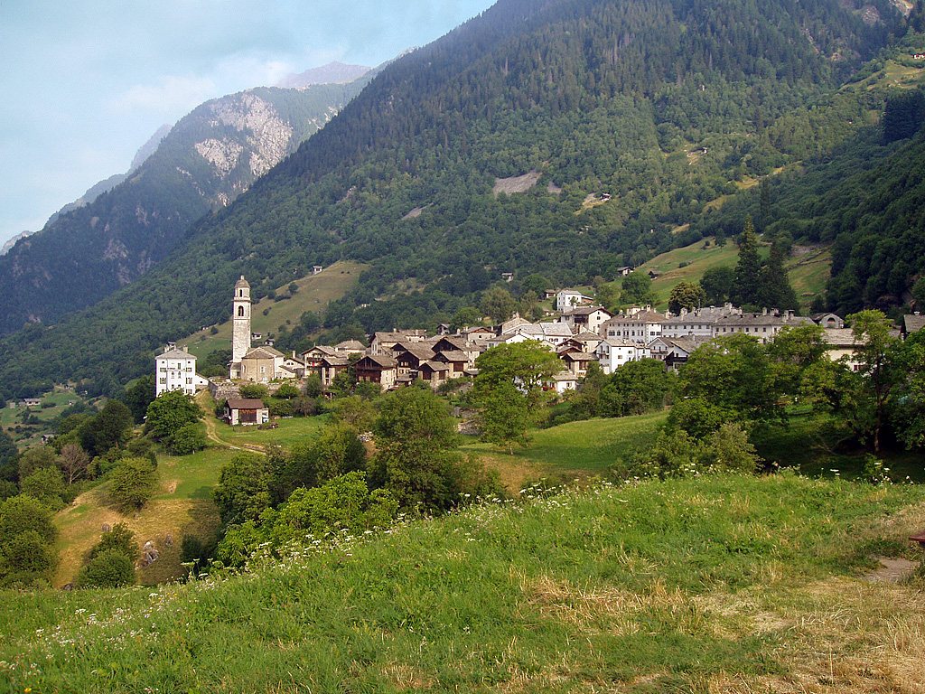 Soglio GR, Blick auf das Dorf im Bergell. Aufnahme vom 14. Juli 2003, 08:03