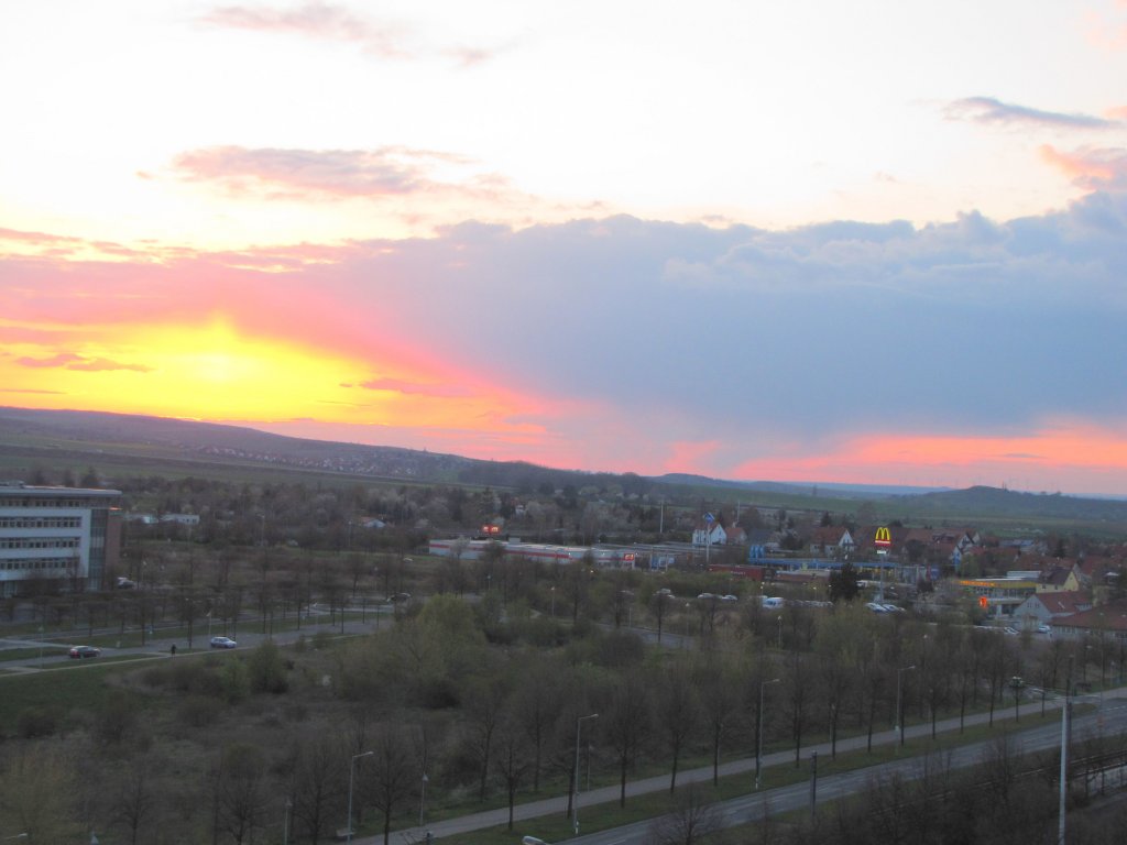 Sonnenuntergang am 16.04.2012 ber Erfurt-Gispersleben.