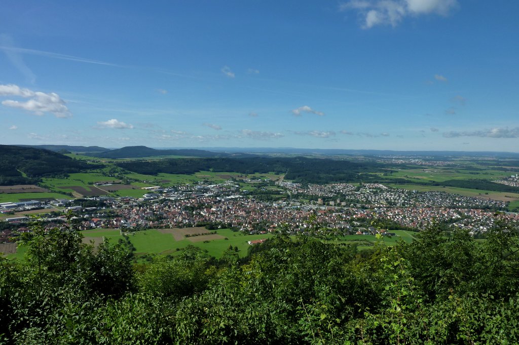 Spaichingen, Blick vom 983m hohen Dreifaltigkeitsberg auf die 12.000 Einwohner zhlende Stadt am Albtrauf und die Baaralb, Sept.2011