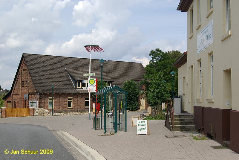 Sprtzer Bahnhofsplatz am Sontag den 26.07.2009 mit Maibaum und geffneten Heimatmuseum  Vierdrfer Dnz  im ehemaligen Bahnhofsgebude des zum Haltepunkt degradierten Sprtzer Bahnhofs.

 Jan Schuur 2009