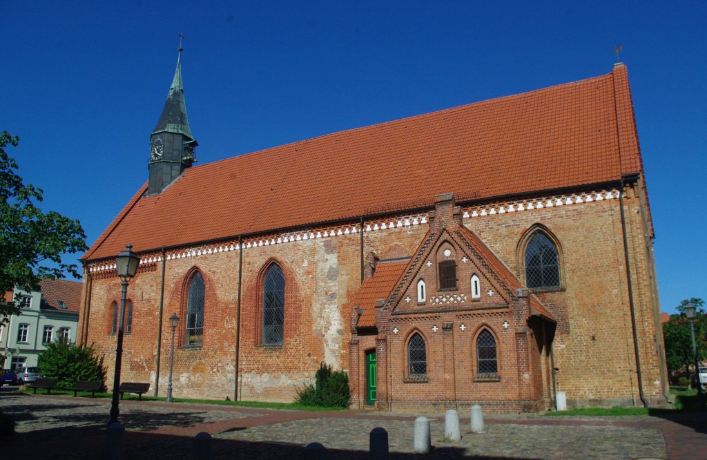 Stadtkirche von Krakow am See, Backsteinbau im romanisch-gotischen bergangsstil, 
erbaut im 13. Jahrhundert (17.09.2012)