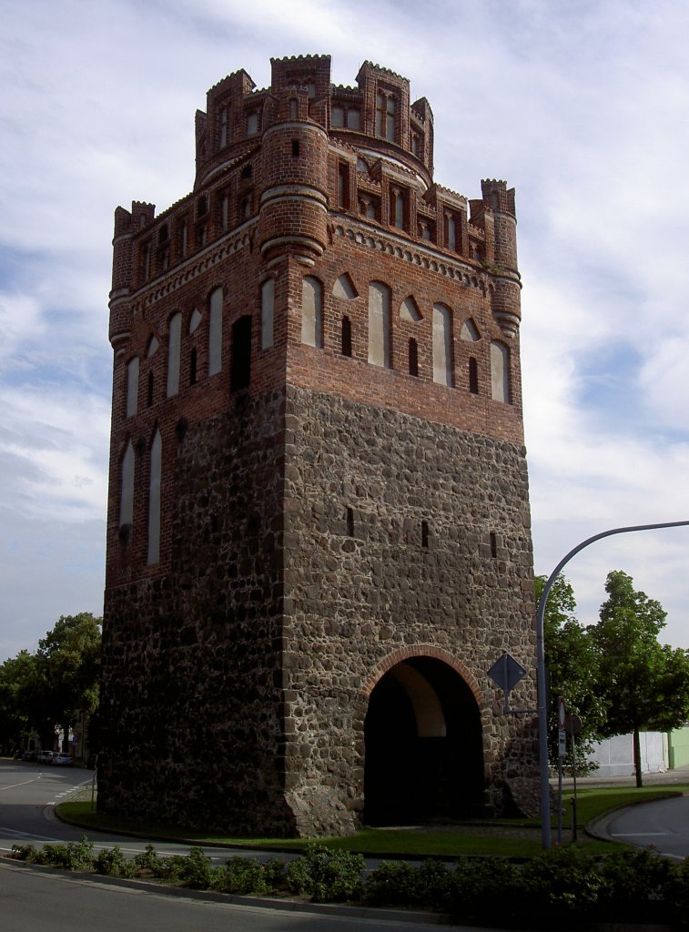 Stendal, Tangermnder Tor, erbaut im 13. Jahrhundert, ltestes Torgebude einer 
Stadtbefestigung in Norddeutschland (09.07.2012)