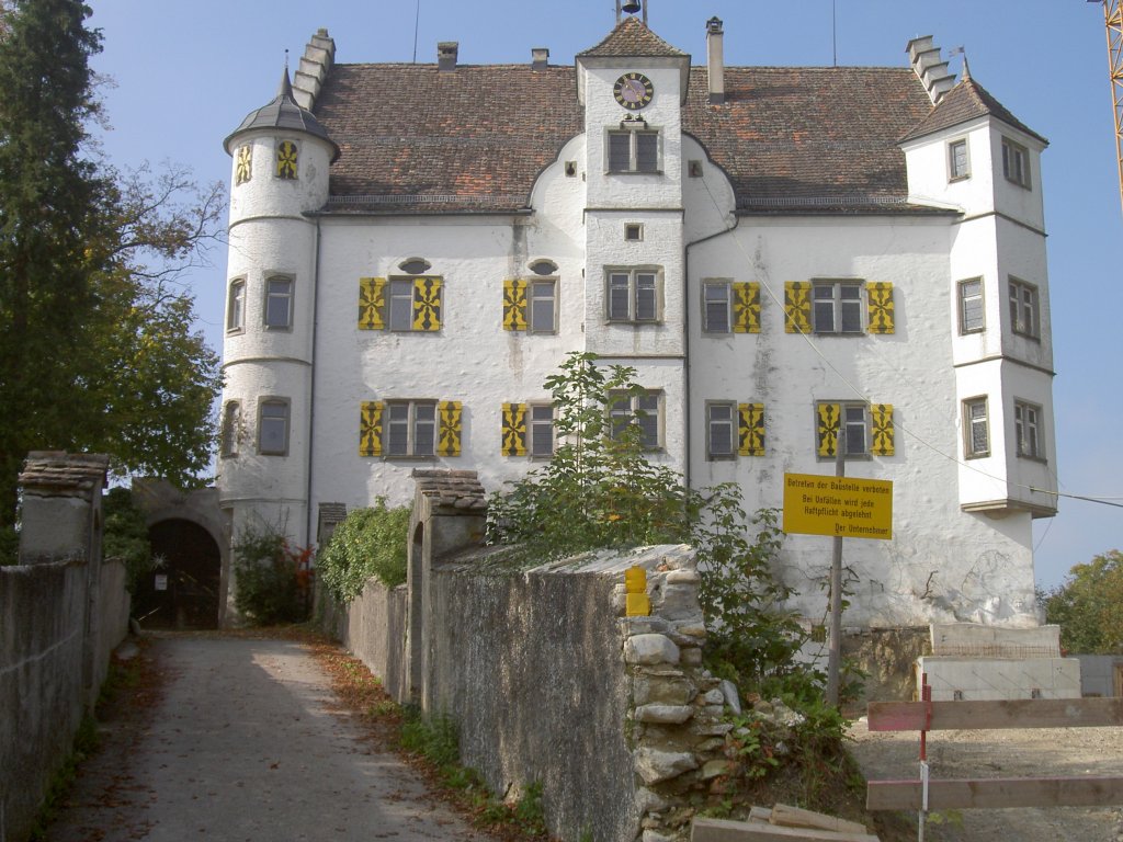 Stettfurt, Schloss Sonnenberg, erbaut 1242, nach einem Brand 1595 von Matthias Hbel neu erbaut, seit 1678 Statthalterei des Klosters Einsiedeln, wird seit 2008 
renoviert, Bezirk Frauenfeld (11.10.2010)
