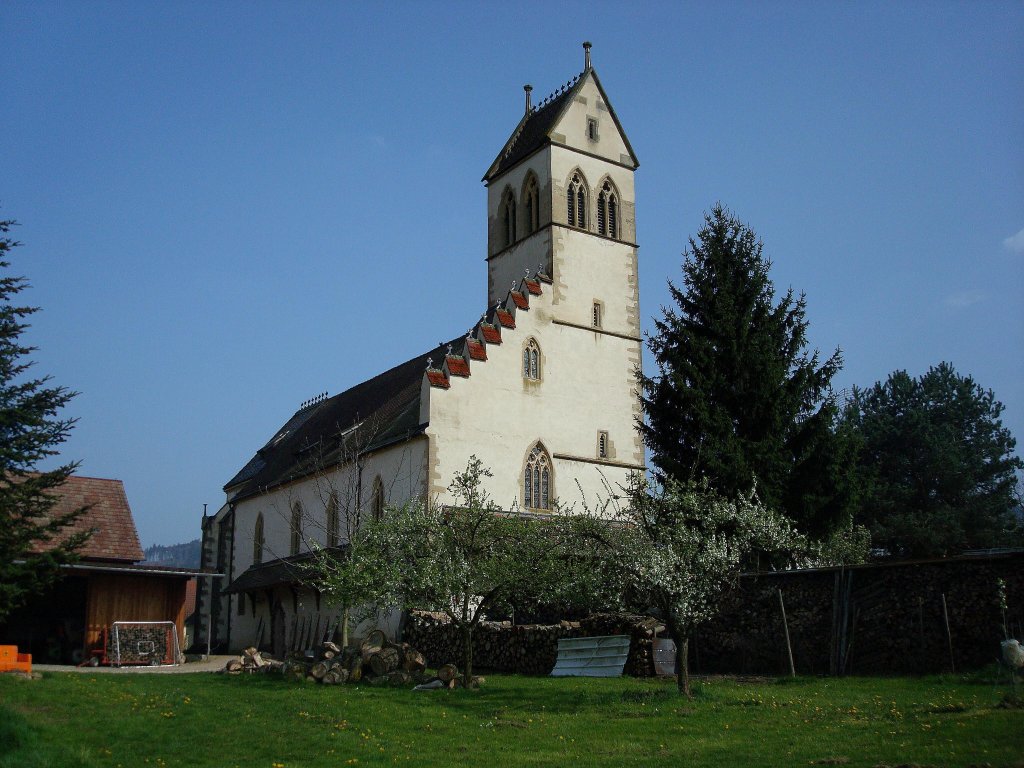 St.Illgen im Markgrflerland, die Dorfkirche mit einseitigem Stufengiebel und ins Kirchenschiff integriertem Turm, 2010
