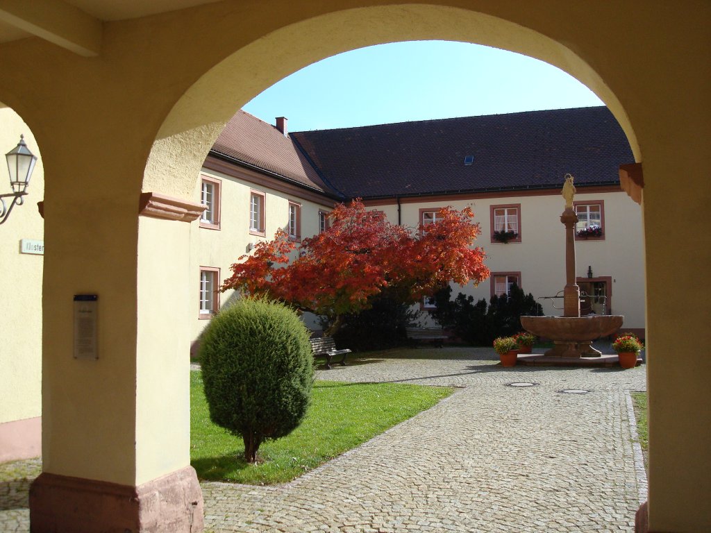 St.Mrgen im Schwarzwald, Blick in den Klosterhof des ehem. Augustiner-Chorherrenstifts, seit 1995 Kloster des Pauliner-Ordens, Okt.2007