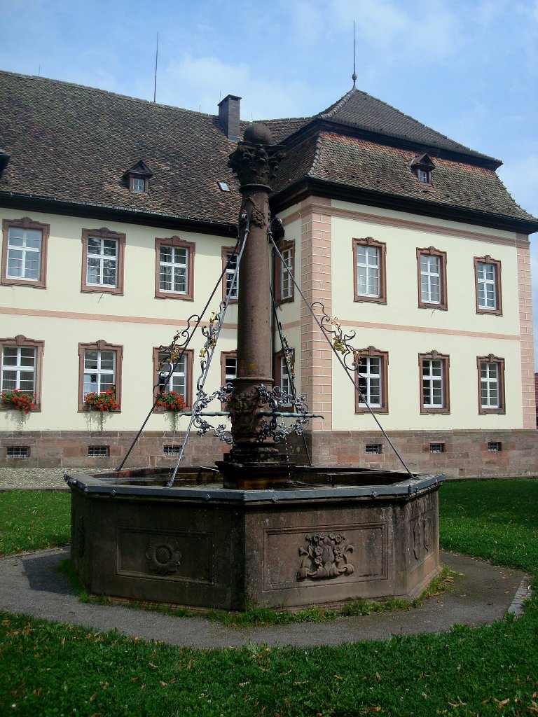 St.Peter im Schwarzwald,
der Brunnen vor dem Kloster,
Aug.2010