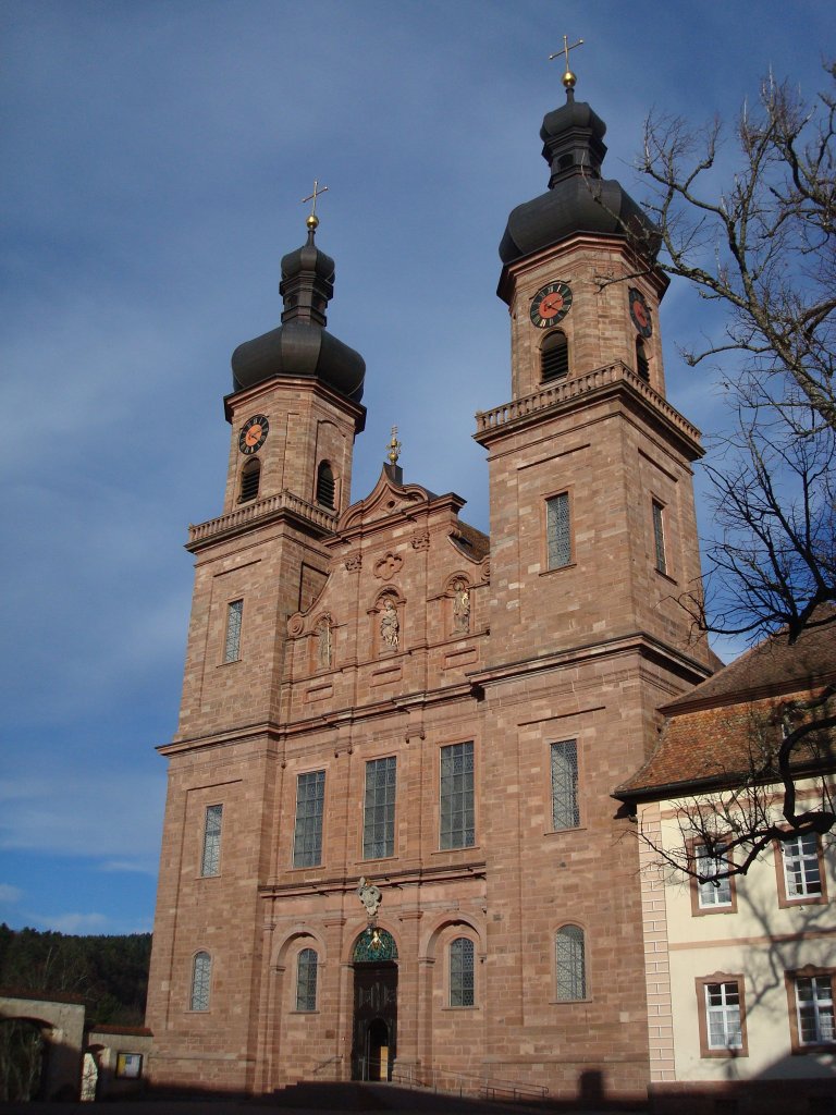 St.Peter im Schwarzwald,
die ehemalige Klosterkirche,
1724-27 vom Vorarlberger Peter Thumb im Barockstil erbaut,
hier die Front in rotem Sandstein mit zwei Zwiebeltrmen,
Okt.2009