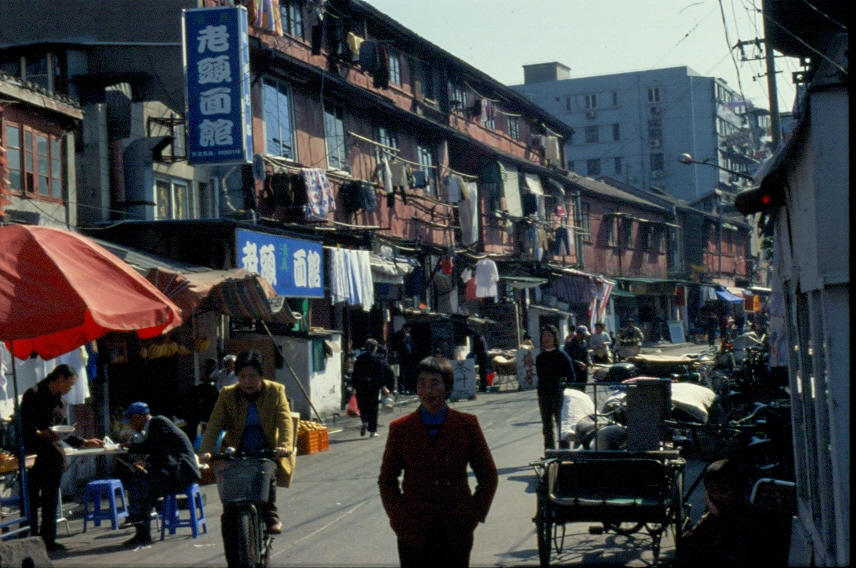 Strassenszene in der Altstadt von Shanghai im November 2002