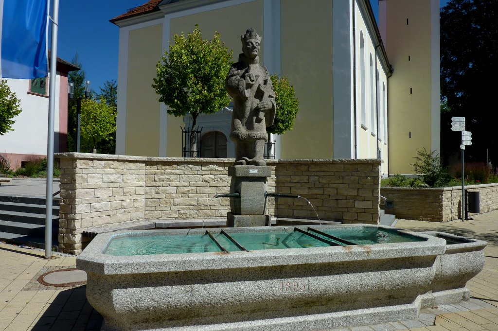 Sthlingen, der Brunnen von 1893 mit der Heiligenfigur steht vor der Pfarrkirche, Aug.2012