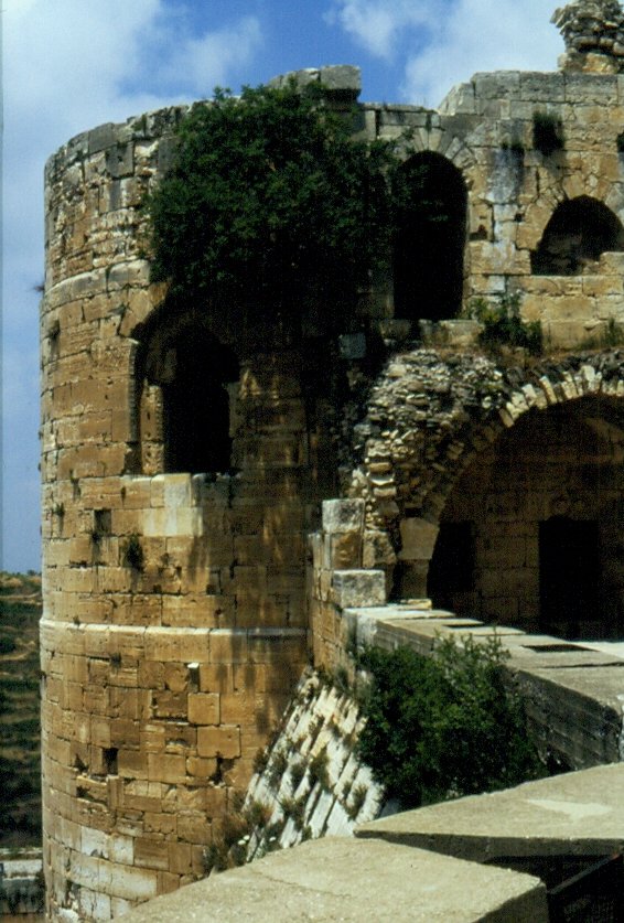 Teil der Burgruine des Crac des Chevaliers in Syrien im Mai 1989. Weitere Aufnahmen der Burg bei Landschaftsfotos.