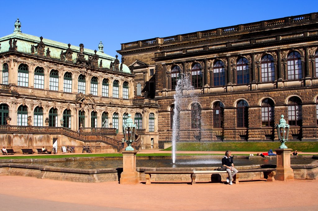 Teilansicht des Dresdner Zwingers, links das Historische Museum und rechts die Gemldegalerie. (Aufnahme vom 06.10.2011)