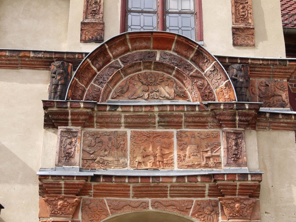 Terrakotta am Eingangsportal Schloss Gadebusch aus der Lbecker Werkstatt des Niederlnders Statius von Dren als typisches Beispiel norddeutscher Backsteinrenaissance; 24.06.2013
