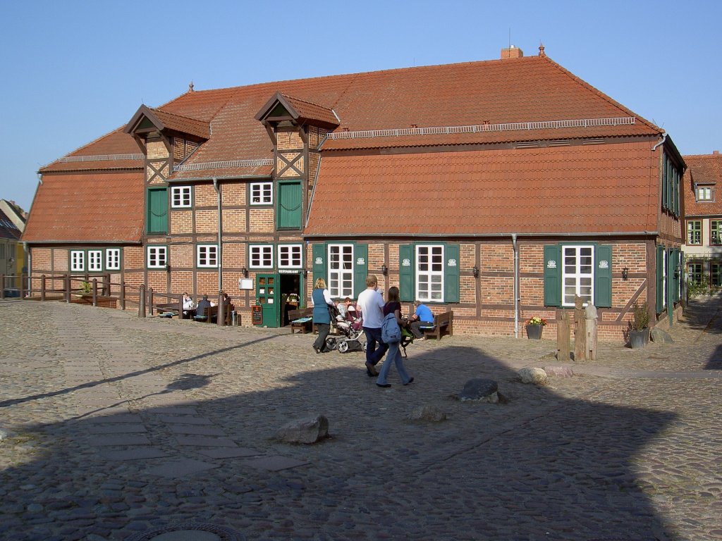 Teterow, Stadtmhle von 1800, Fachwerkgebude mit Mansardwalmdach, heute Kulturhaus und Gaststtte (16.09.2012)