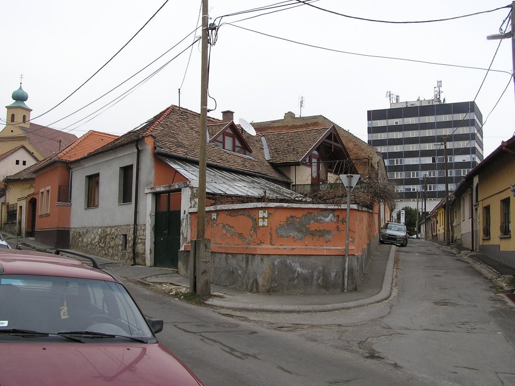 Tettye Str, Pcs, Ungarn. Im Hintergrund: Gebude der ehemaligen Handschuhmanufaktur. Foto: April 2010