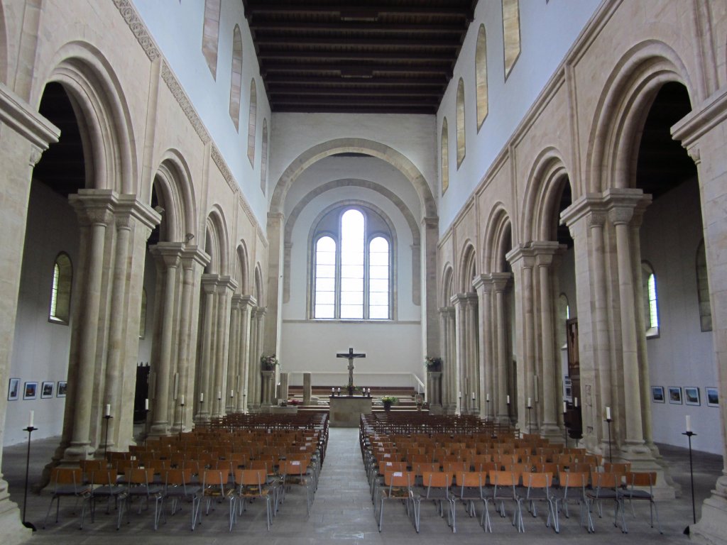 Thalbrgel, ehem. Benediktinerklosterkirche, erbaut 1142 bis 1174, dreischiffige 
kreuzfrmige Pfeilerbasilika mit fnf Apsiden (13.06.2012)