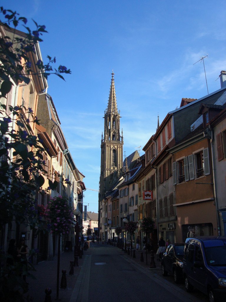 Thann im Elsa,
die achttausend Einwohner zhlende Stadt liegt an den sdostlichen Auslufern der Vogesen, wurde 1290 erstmals urkundlich erwhnt, hier ein Blick durch die mittelalterlichen Gassen zum gotischen St.Theobald-Mnster,
Sept.2010