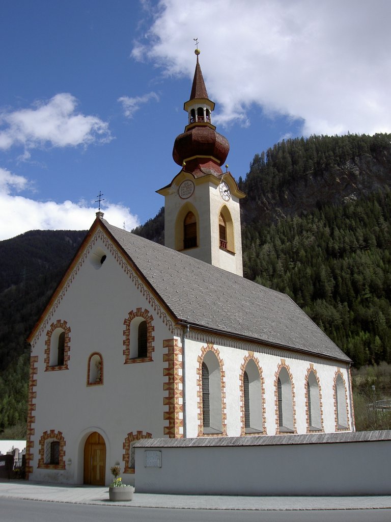 Tsens, Pfarrkirche St. Laurentius, erbaut im 18. Jahrhundert (28.04.2013)