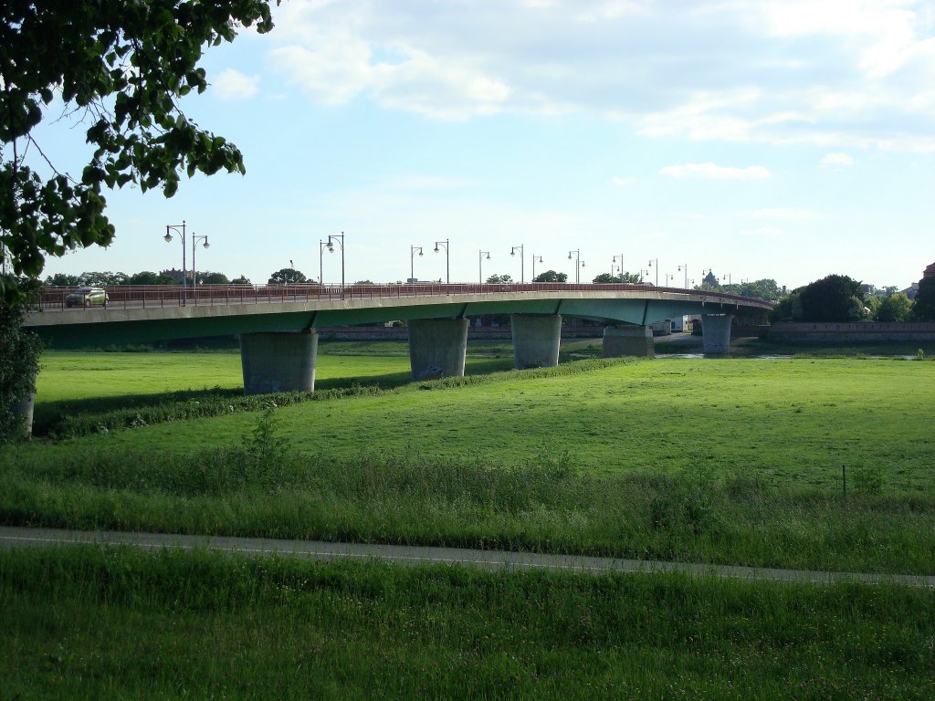 Torgau, die 509m lange Elbbrcke, erbaut 1991-93, darber fhrt die Bundesstrae 87, Juli 2010