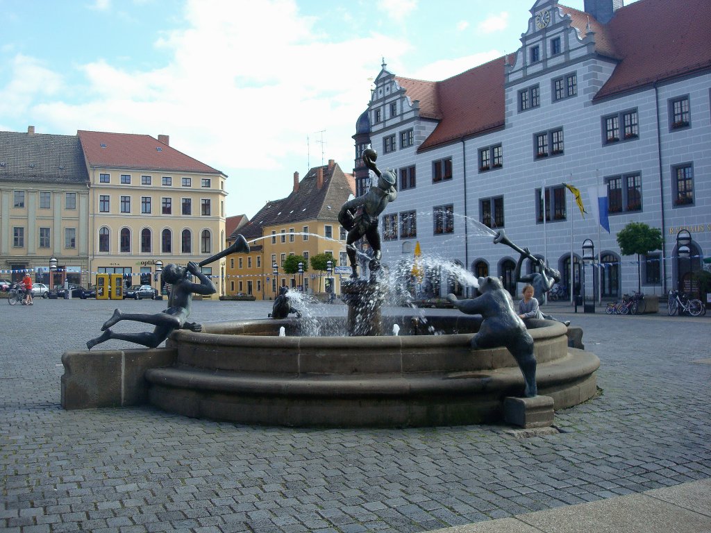 Torgau an der Elbe,
der Brunnen am Marktplatz, dahinter das Rathaus,
Juni 2010