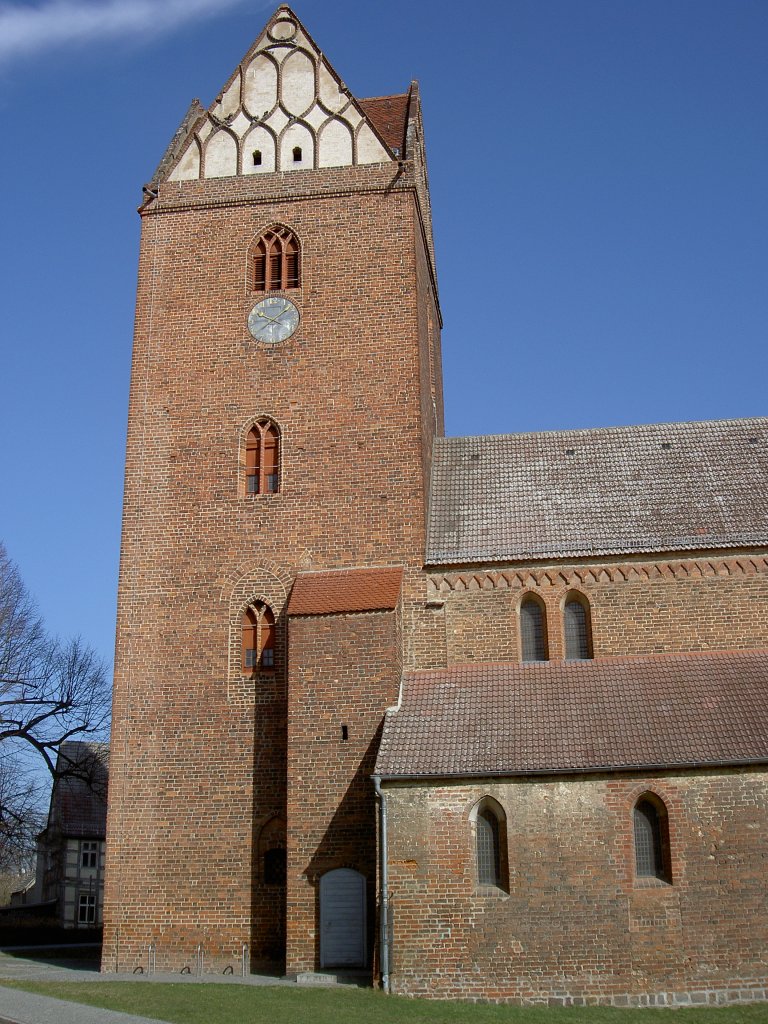 Treuenbrietzen, St. Marien Kirche, erbaut ab 1217, kreuzformige Pfeilerbasilika, 
Westturm von 1452, Kreis Potsdam (16.03.2012)