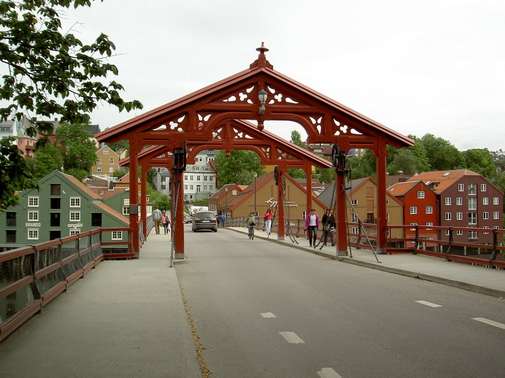 Trondheim, Bybrua Brcke am Ende der Erling Shakkes Gate Strae, erbaut 1859 (27.06.2013)