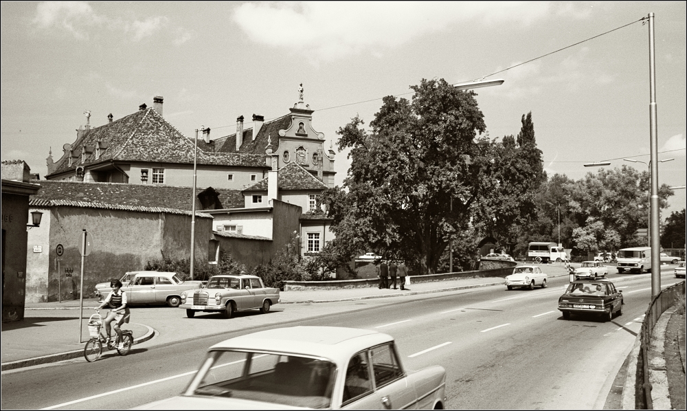 <U>Konstanz Anfang der 70er Jahre.</U> Blick Richtung sdlicher Brckenkopf. Links das Notariat und hinterm Baum der Brengraben.