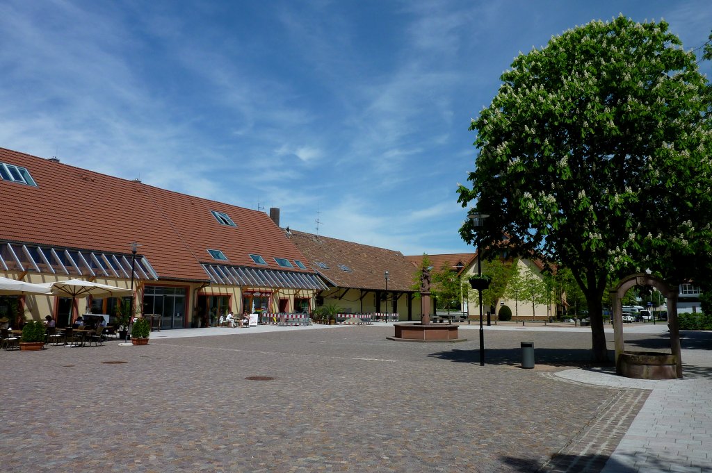 
Umkirch im Breisgau, der neugestaltete Gutshofplatz mit dem Marienbrunnen, Mai 2012