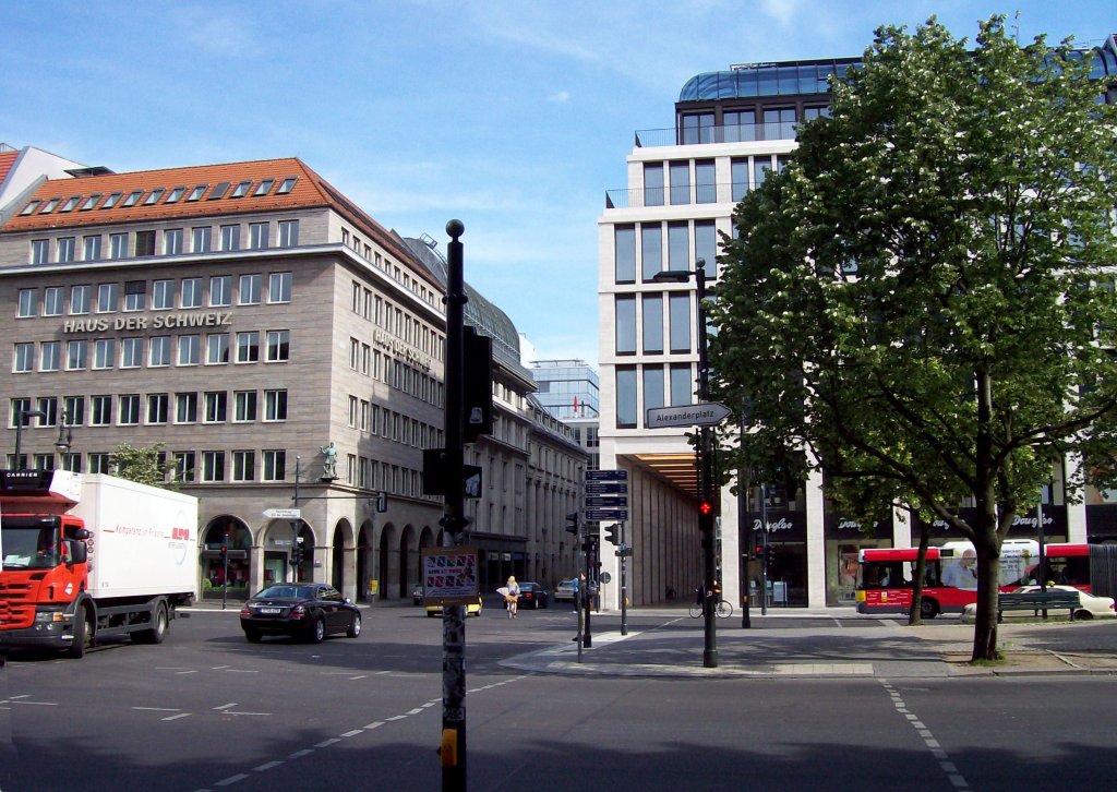 Unter den Linden/Ecke Friedrichstrae, einstmals eine der bekanntesten Straenkreuzungen Berlins, heute wieder weltstdtisch (06.06.2009)