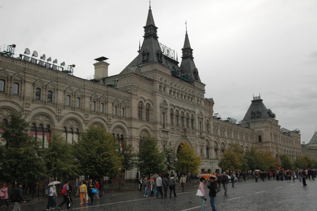 Unweit vom Kreml auf dem Roten Platz das bermte und grte Kaufhaus GUM in Moskau bei Tag. Aufgenommen am 11.09.2010.