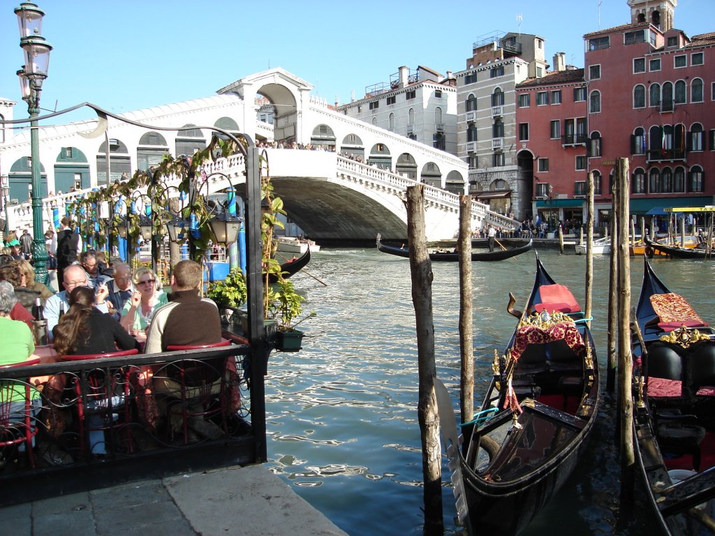 Venedig-Wrmende Herbstliche Sonnenstrahlen und ein wunderbarer Blick auf die Rialtobrcke in Venedig. 31.10.09