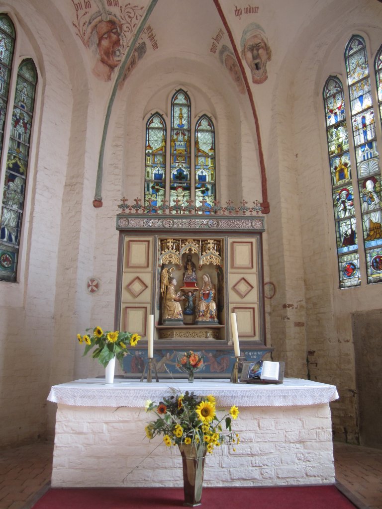Verchen, Altar und Chorfenster der Klosterkirche St. Marien (16.09.2012)
