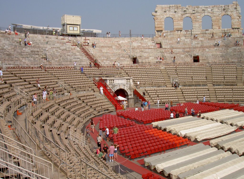 Verona, Rmisches Amphitheater mit Sitzen fr die Opernfestspiele 
(07.09.2006)