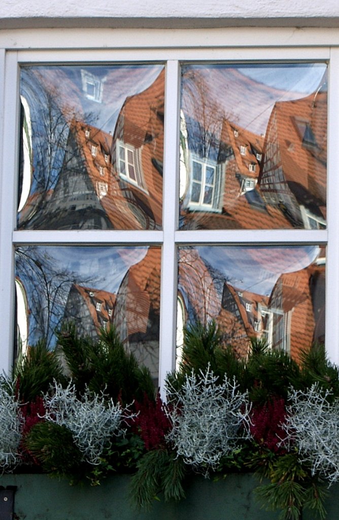 Verzerrter Spiegelbildblick der Fachwerkhuser in einem Fenster im Fischerviertel von Ulm. 
(14.11.2010)