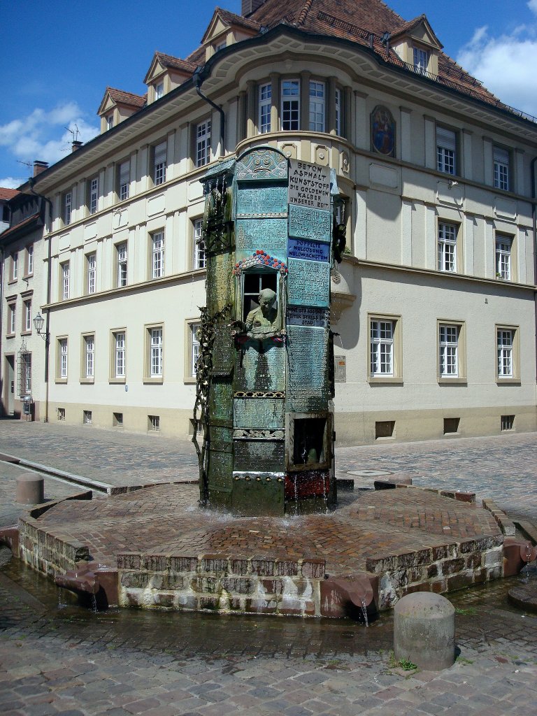 Villingen/Schwarzwald,
moderner Brunnen neben dem Mnster,
Aug.2010