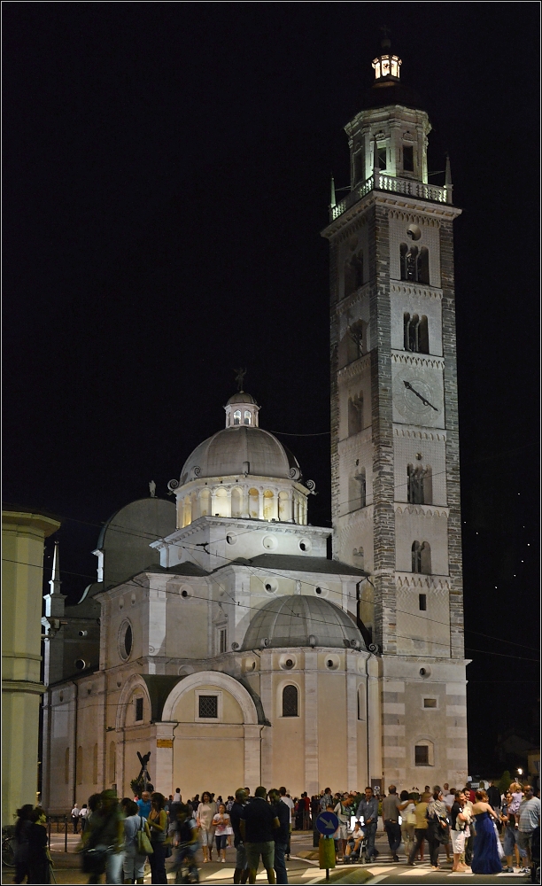 Volksfest vor der <U>Basilika Madonna di Tirano</U>. Im Juli 2013.