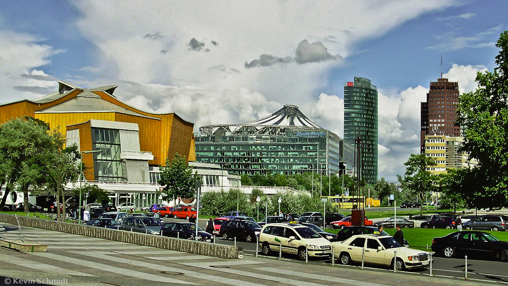 Vom Matthikirchplatz aus blickt man zu den Hochhusern am Potsdamer Platz (Bahn-Tower und Kollhoff-Tower) und dem Sony-Center. Links ist die Berliner Philharmonie zu sehen. (August 2005)