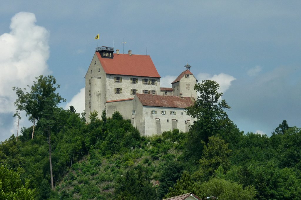 Waldburg, die gleichnamige Burg ist bekannt durch die Aufbewahrung der Reichsinsignien von 1194 bis 1240, erste Bauten von 1000-1100, heute Museum, vom 780m hoch gelegenen Burgturm groartige Rundsicht, Aug.2012