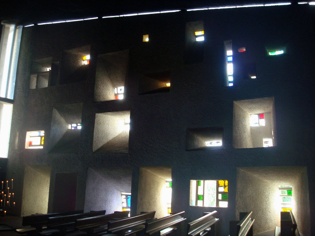 Wallfahrtskirche Ronchamp in Frankreich,
durch 27 teils farbige Fensterhhlen auf der Sdseite fllt das Licht in den kahlen Innenraum und erzeugt eine ganz besondere Atmosphre, Sept.2010