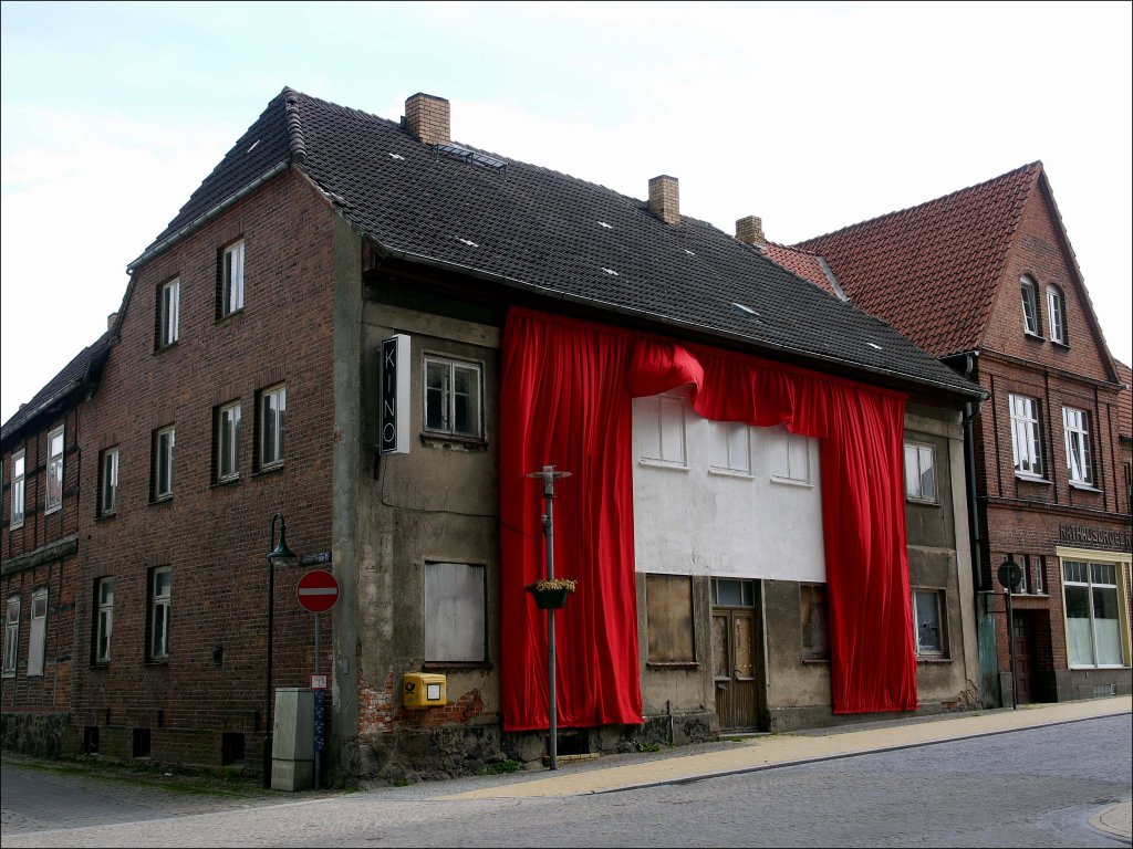 Was will uns der Knstler damit sagen - ein roter Vorhang am verwahrlosten Haus, worin sich ehemals das Kino befand? Wittenburg, Groe Strae; 24.06.2013
