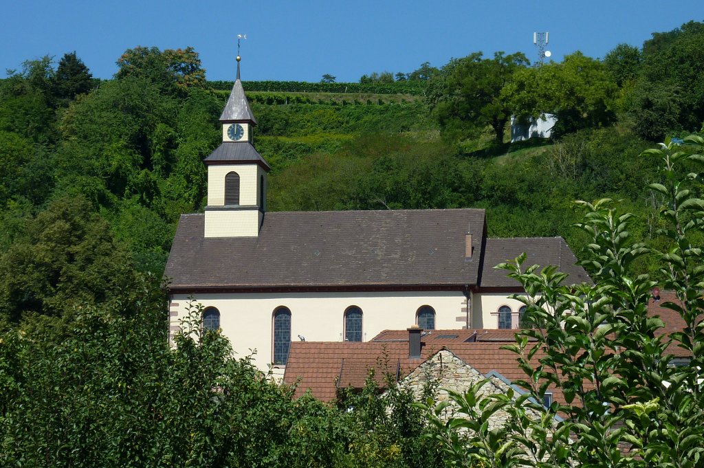 Wasenweiler am Kaiserstuhl, die katholische Kirche St.Mariae Himmelfahrt steht hoch ber dem Winzerdorf, Sept.